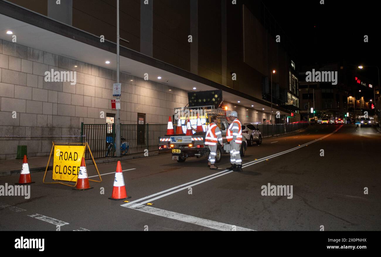 Sydney. April 2024. Dieses Foto vom 13. April 2024 zeigt eine gesperrte Straße in der Nähe eines Einkaufszentrums nach einem Messerangriff in Sydney, Australien. Sechs Menschen wurden bei einem Messerangriff in einem Einkaufszentrum in Sydney am Samstag getötet und der Angreifer wurde von der Polizei erschossen, sagte die Polizei. Quelle: Ma Ping/Xinhua/Alamy Live News Stockfoto