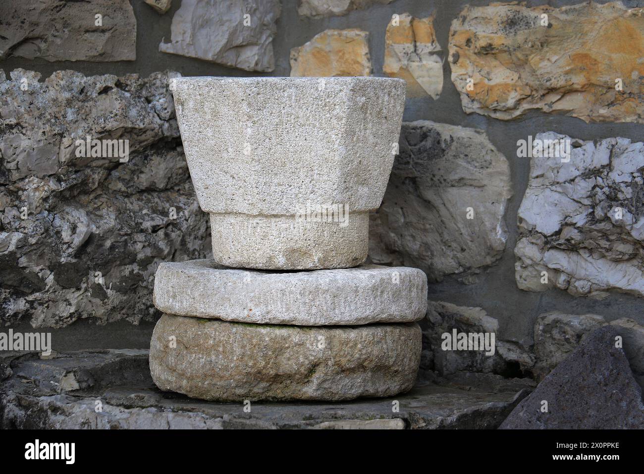 Ein traditioneller Steinmörtel, der traditionell zur Herstellung von Kibbeh im Libanon verwendet wird. Stockfoto