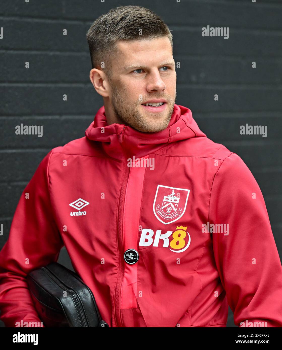 Turf Moor, Burnley, Lancashire, Großbritannien. April 2024. Premier League Football, Burnley gegen Brighton und Hove Albion; Johann Gudmundsson aus Burnley kommt ins Spiel Credit: Action Plus Sports/Alamy Live News Stockfoto