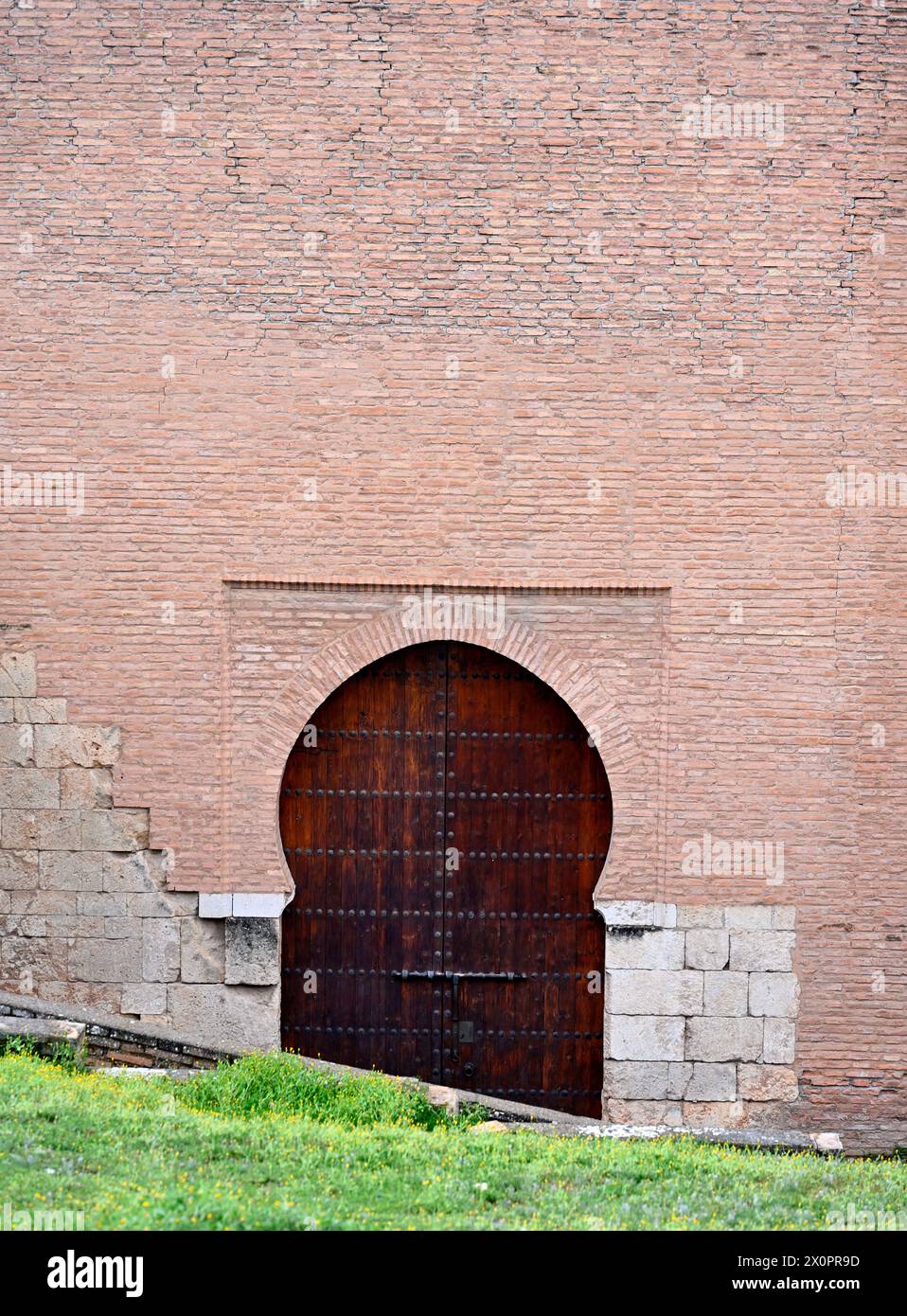 Bogenförmiger Eingang im islamischen Stil in der Wand Stockfoto