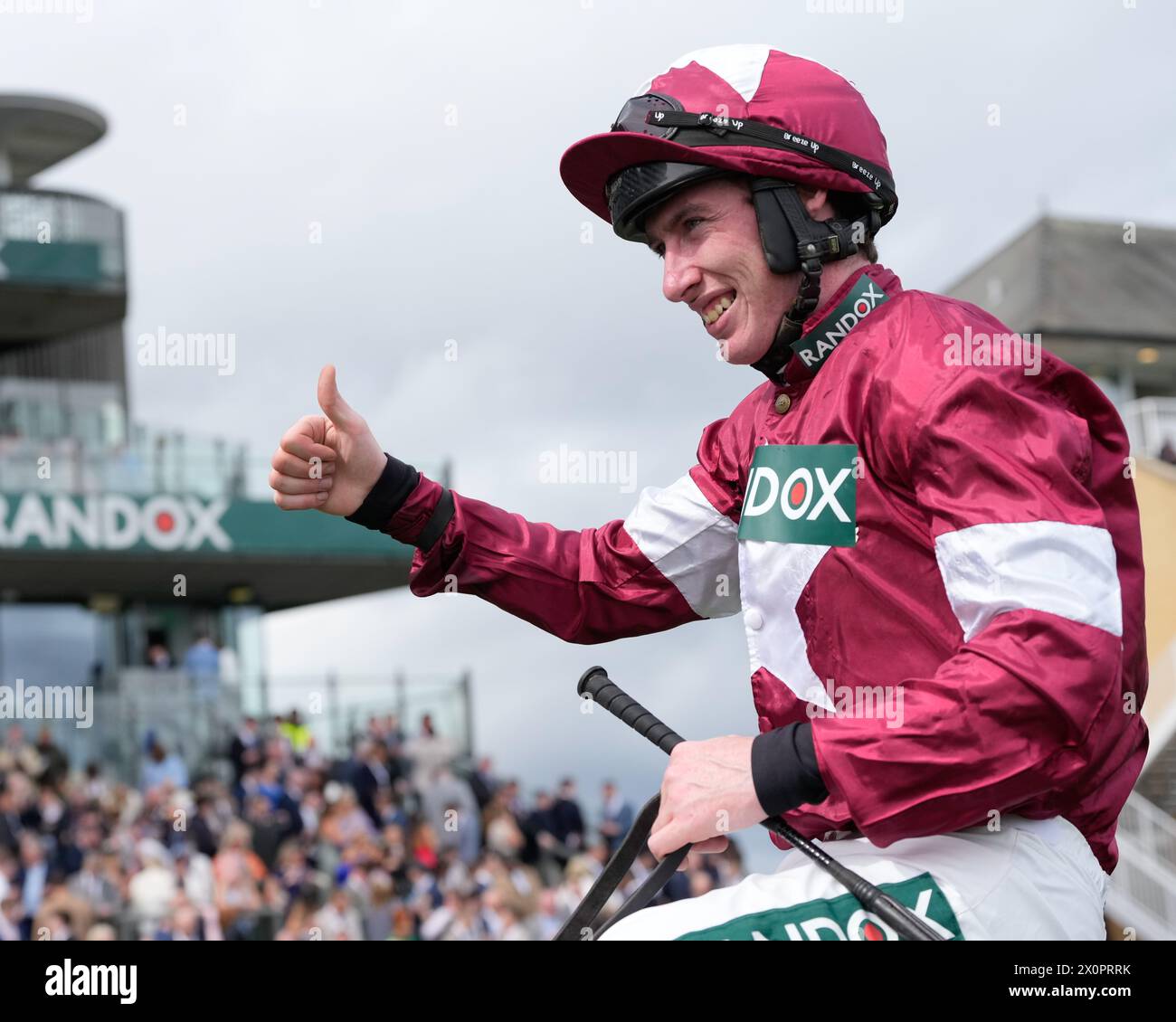 Liverpool, Großbritannien. April 2024. 13. April 2024; Aintree Racecourse, Aintree, Merseyside, England: 2024 Grand National Festival Day 3; Jack Kennedy gibt einen Daumen nach oben, nachdem er in der Turners Mersey Novices Hürdle Credit: Action Plus Sports Images/Alamy Live News gewonnen hat Stockfoto