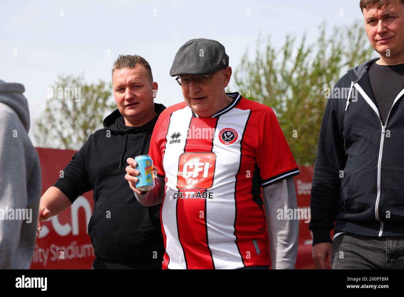 April 2024; Gtech Community Stadium, Brentford, London, England; Fans der Premier League Football, Sheffield United, die im Gtech Community Stadium ankommen, Credit: Action Plus Sports Images/Alamy Live News Stockfoto