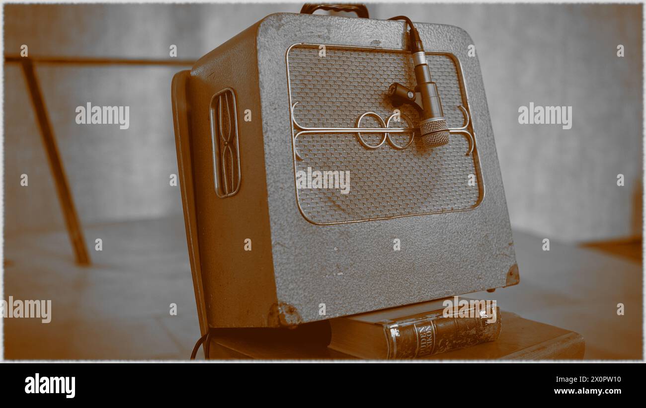 Alter Gitarrenverstärker im Retro-Stil. Das Konzept der Nostalgie. Stockfoto