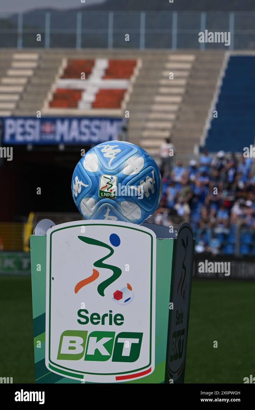 Match Ball während des BKT-Fußballspiels der Serie B zwischen Calcio Como und SSC Bari am 13. April 2024 im Giuseppe Senigallia Stadion in Como, Italien. Foto: Tiziano Ballabio Stockfoto