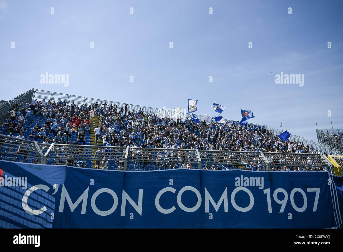 Calcio Como Fans beim BKT-Fußballspiel der Serie B zwischen Calcio Como und SSC Bari am 13. April 2024 im Giuseppe Senigallia Stadion in Como, Italien. Foto: Tiziano Ballabio Stockfoto