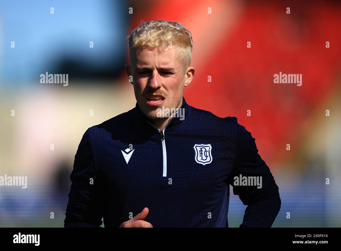 Pittodrie Stadium, Aberdeen, Großbritannien. April 2024. Scottish Premiership Football, Aberdeen gegen Dundee; Luke McCowan aus Dundee während des warm Up vor dem Spiel Credit: Action Plus Sports/Alamy Live News Stockfoto