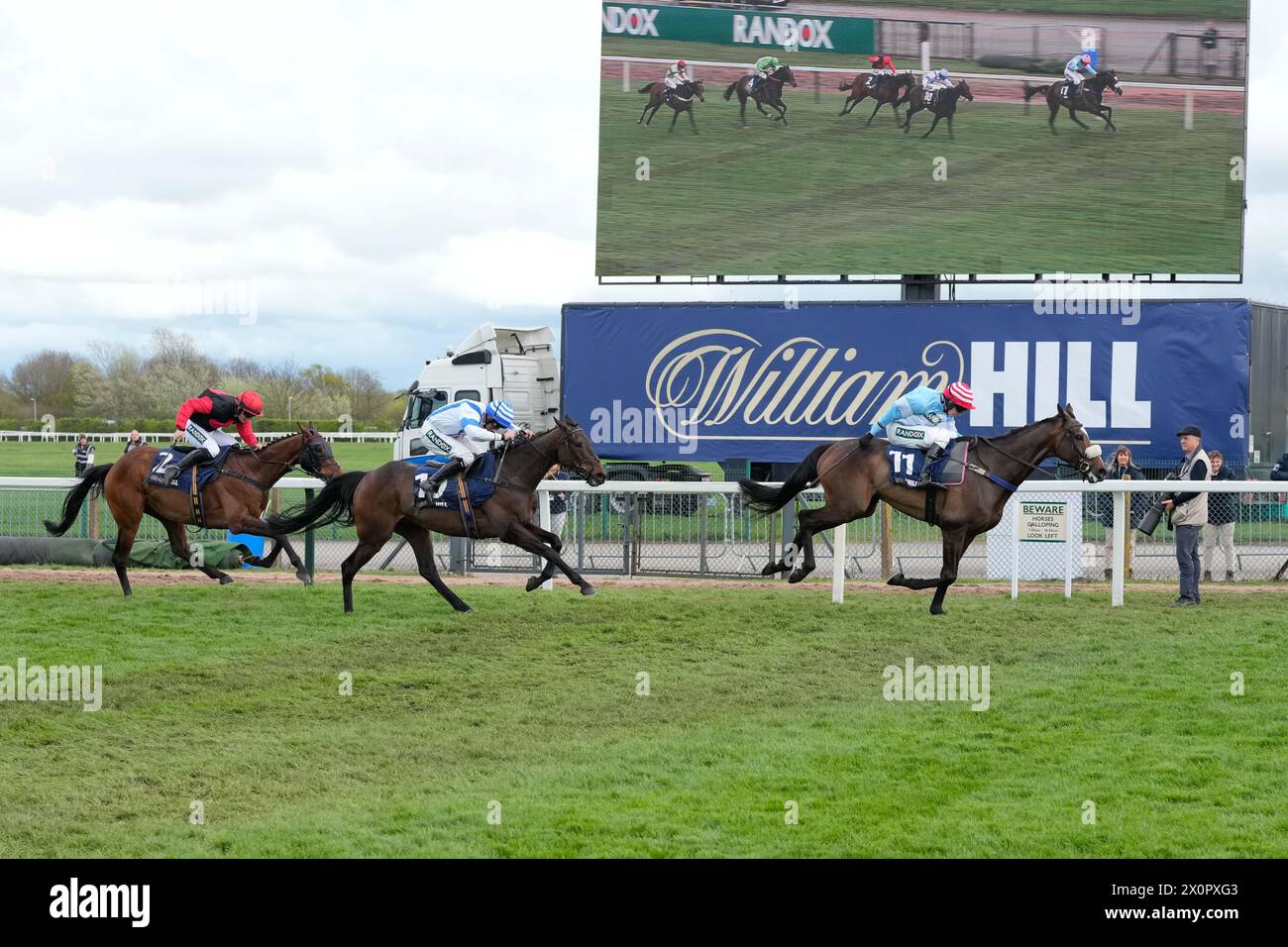 13. April 2024; Aintree Racecourse, Aintree, Merseyside, England: 2024 Grand National Festival Day 3; Cruz Control, geritten von Stan Sheppard, galoppiert die Zielgeraden auf dem Weg zum William Hill Handicap Tureple Chase Stockfoto