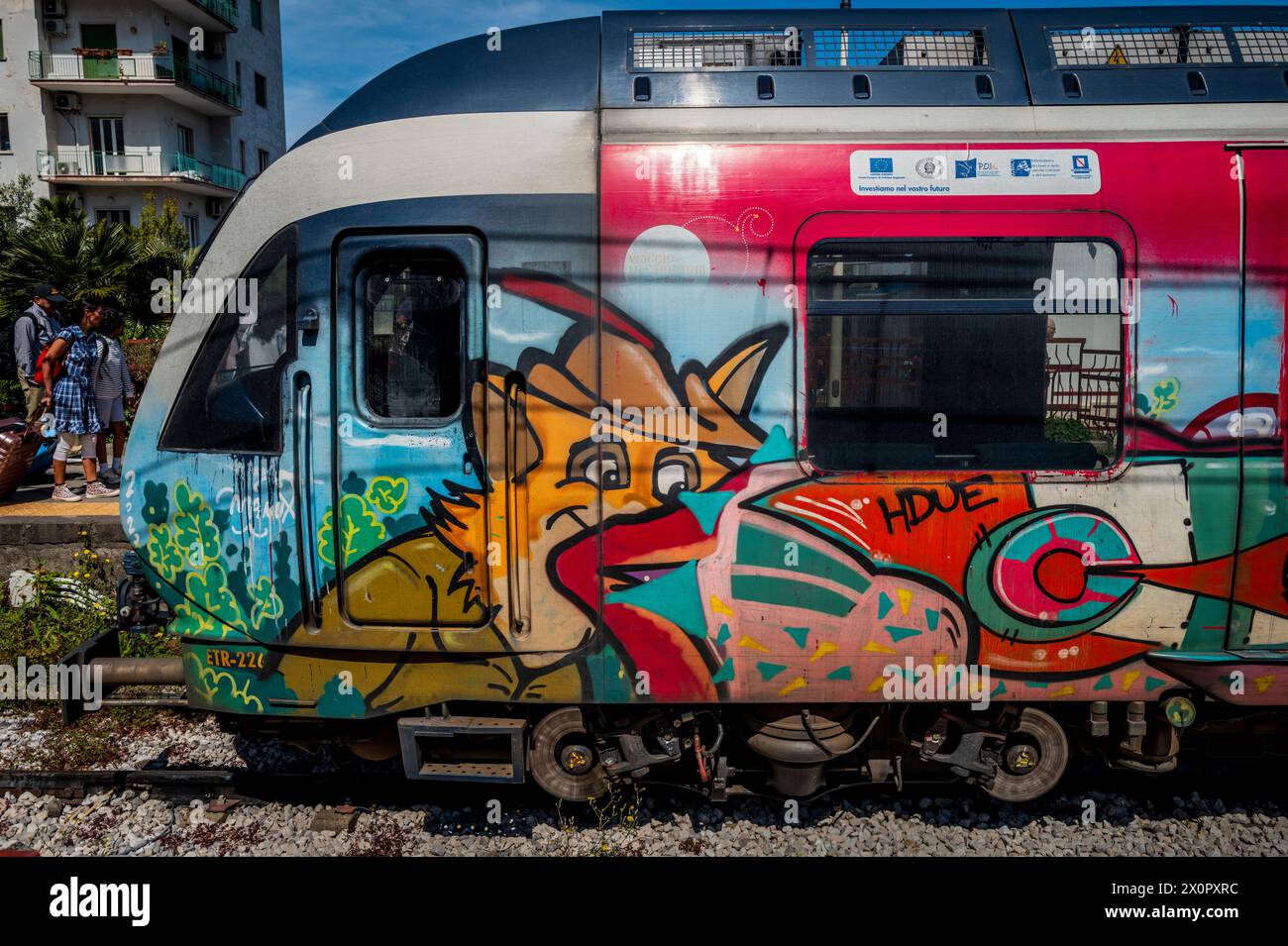 Dekorierter Zug am Bahnhof in Sorrent, Italien Stockfoto