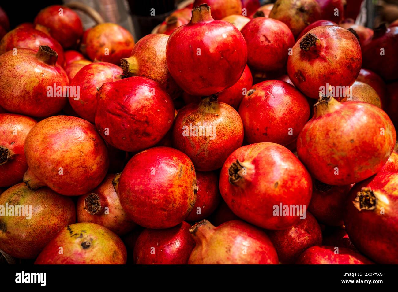 Granatäpfel auf einem Obst- und Gemüsemarkt in Sorrent, Italien Stockfoto