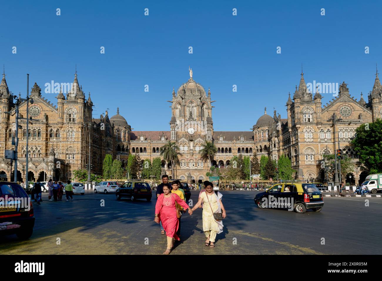 Chhatrapati Shivaji Maharaj Terminus (CSMT) aus der Kolonialzeit, Mumbais geschäftigster und berühmtester Bahnhof und UNESCO-Weltkulturerbe-Gebäude; Mumbai, Indien Stockfoto