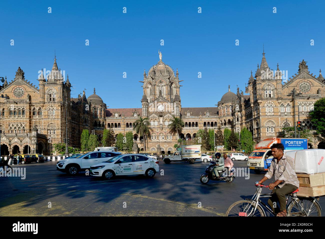 Chhatrapati Shivaji Maharaj Terminus (CSMT) aus der Kolonialzeit, Mumbais geschäftigster und berühmtester Bahnhof und UNESCO-Weltkulturerbe-Gebäude; Mumbai, Indien Stockfoto