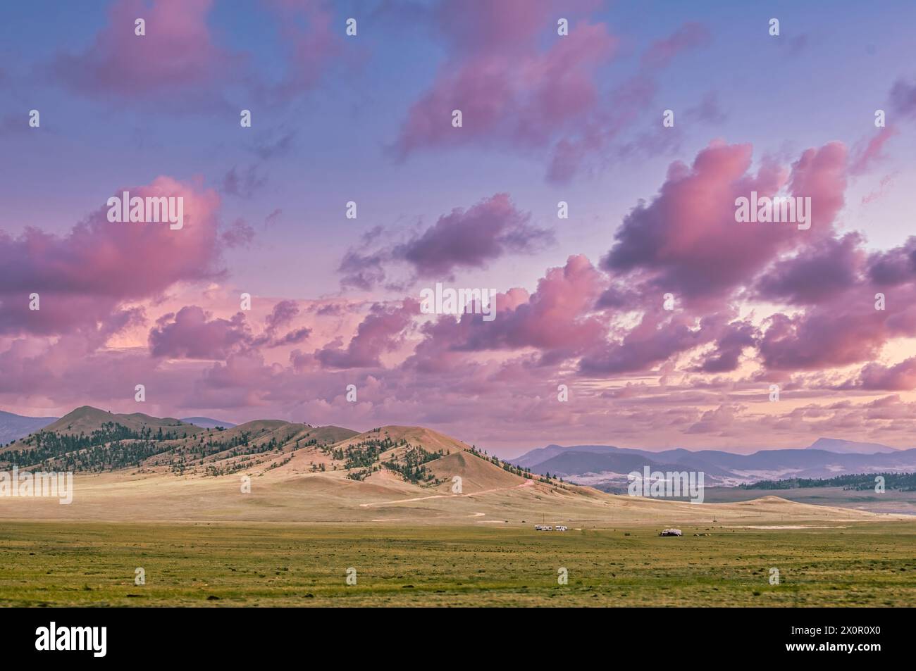Ein atemberaubender Blick auf einen Sonnenuntergang, der das Herzland von Colorado in warmen Farben taucht und die atemberaubende Schönheit der Natur vor der Silhouette des Mount einnimmt Stockfoto