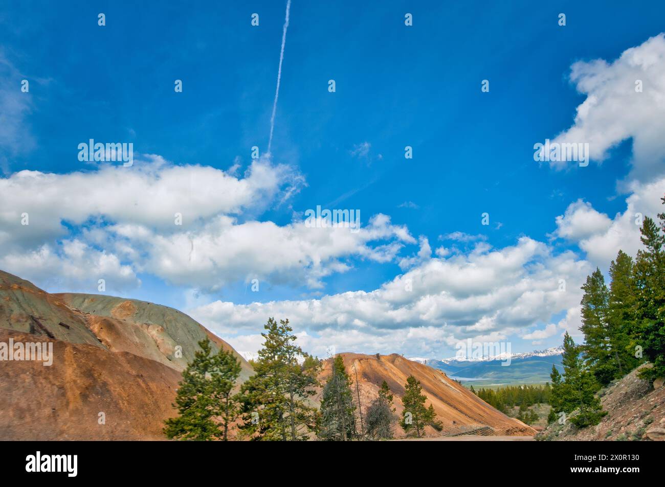 Dieses Bild zeichnet ein wunderschönes Bild von Colorados Herz mit einer naturreichen Bergkulisse unter einem Himmel voller Bewegung und Leben Stockfoto