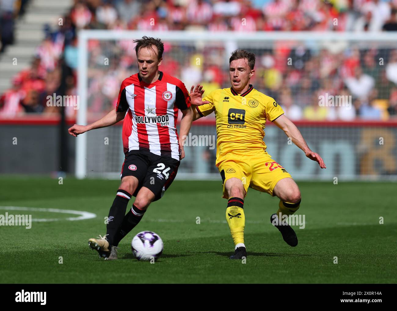 April 2024; Gtech Community Stadium, Brentford, London, England; Premier League Football, Brentford gegen Sheffield United; Mikkel Damsgaard aus Brentford wurde von Ben Osborn von Sheffield United geprägt Stockfoto