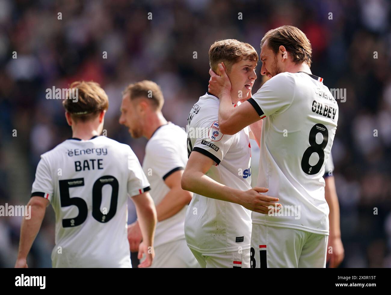 Milton Keynes Dons' Max Dean feiert mit Teamkollege Alex Gilbey (rechts), der während des Spiels der Sky Bet League Two im Stadium MK, Milton Keynes, das erste Tor des Spiels erzielt. Bilddatum: Samstag, 13. April 2024. Stockfoto