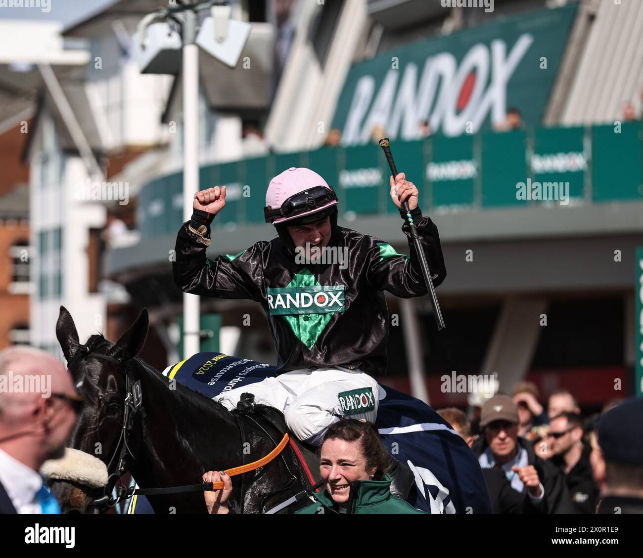 Liverpool, Großbritannien. April 2024. Strong Leader, der von Sean Bowen gefahren und von Olly Murphy trainiert wurde, gewinnt die Siege der 15:05-My JRL Group Liverpool Hürde während des Randox Grand National Day 2024 auf der Aintree Racecourse, Liverpool, Großbritannien, 13. April 2024 (Foto: Mark Cosgrove/News Images) in Liverpool, Großbritannien am 13. April 2024. (Foto: Mark Cosgrove/News Images/SIPA USA) Credit: SIPA USA/Alamy Live News Stockfoto