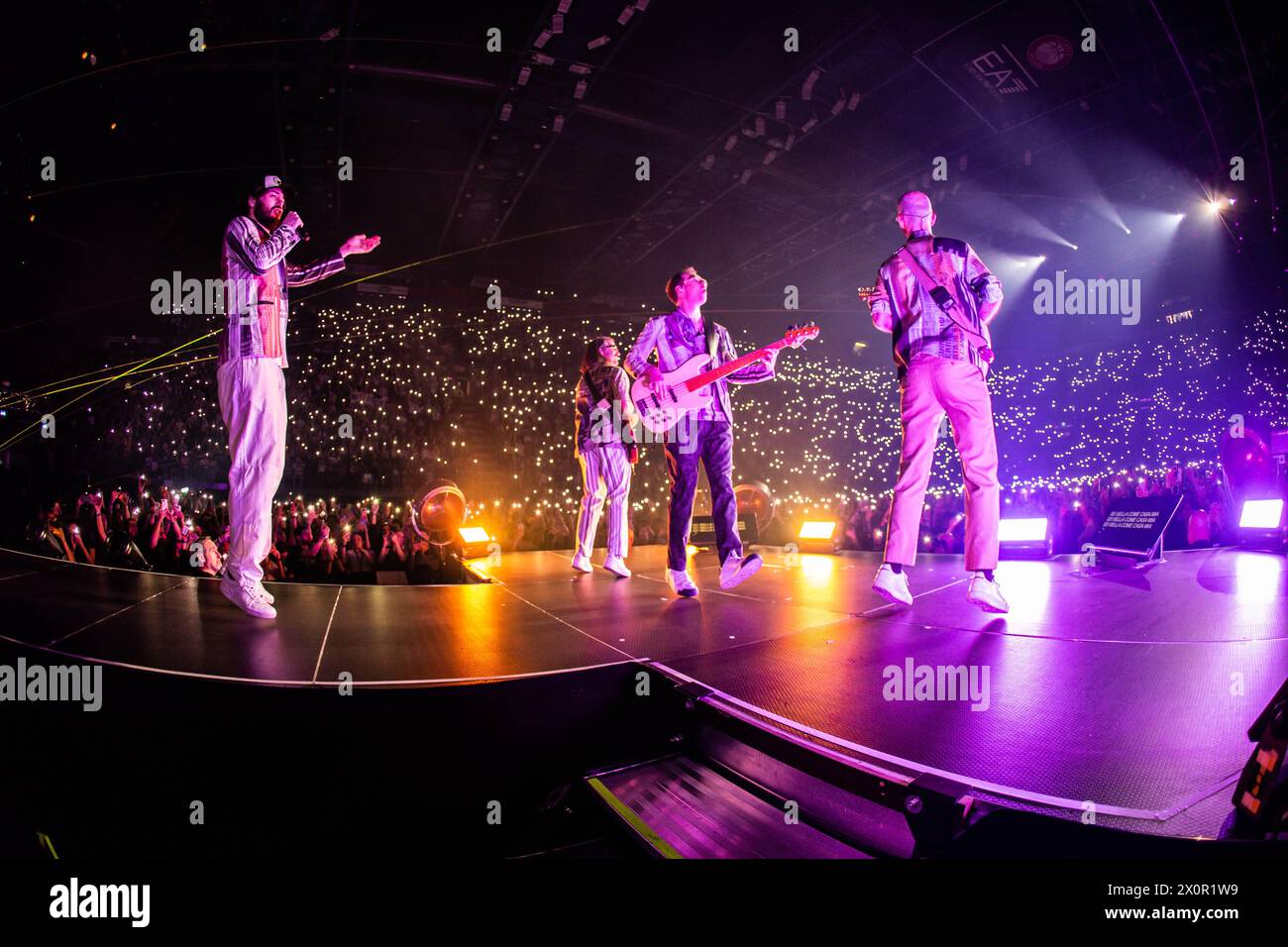 Mailand Italien. April 2024. Die italienische Band PINGUINI TATTICI NUCLEARI tritt live auf der Bühne im Mediolanum Forum während der 'Fake News Indoor Tour - Palasport 2024' auf. Stockfoto