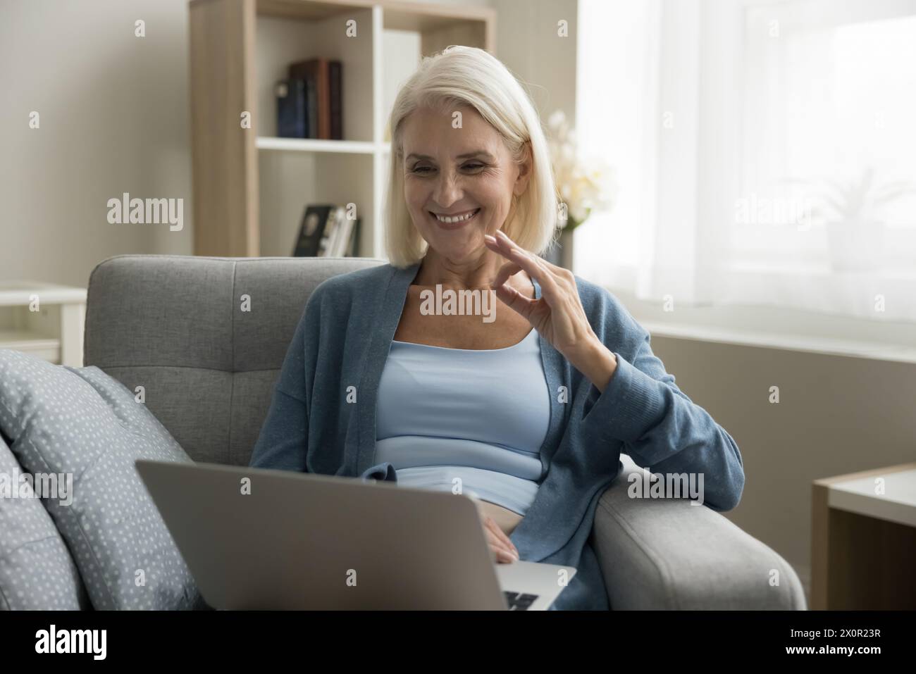 Frau mit Hörstörungen, die sich mit Videoaufnahmen beschäftigt Stockfoto