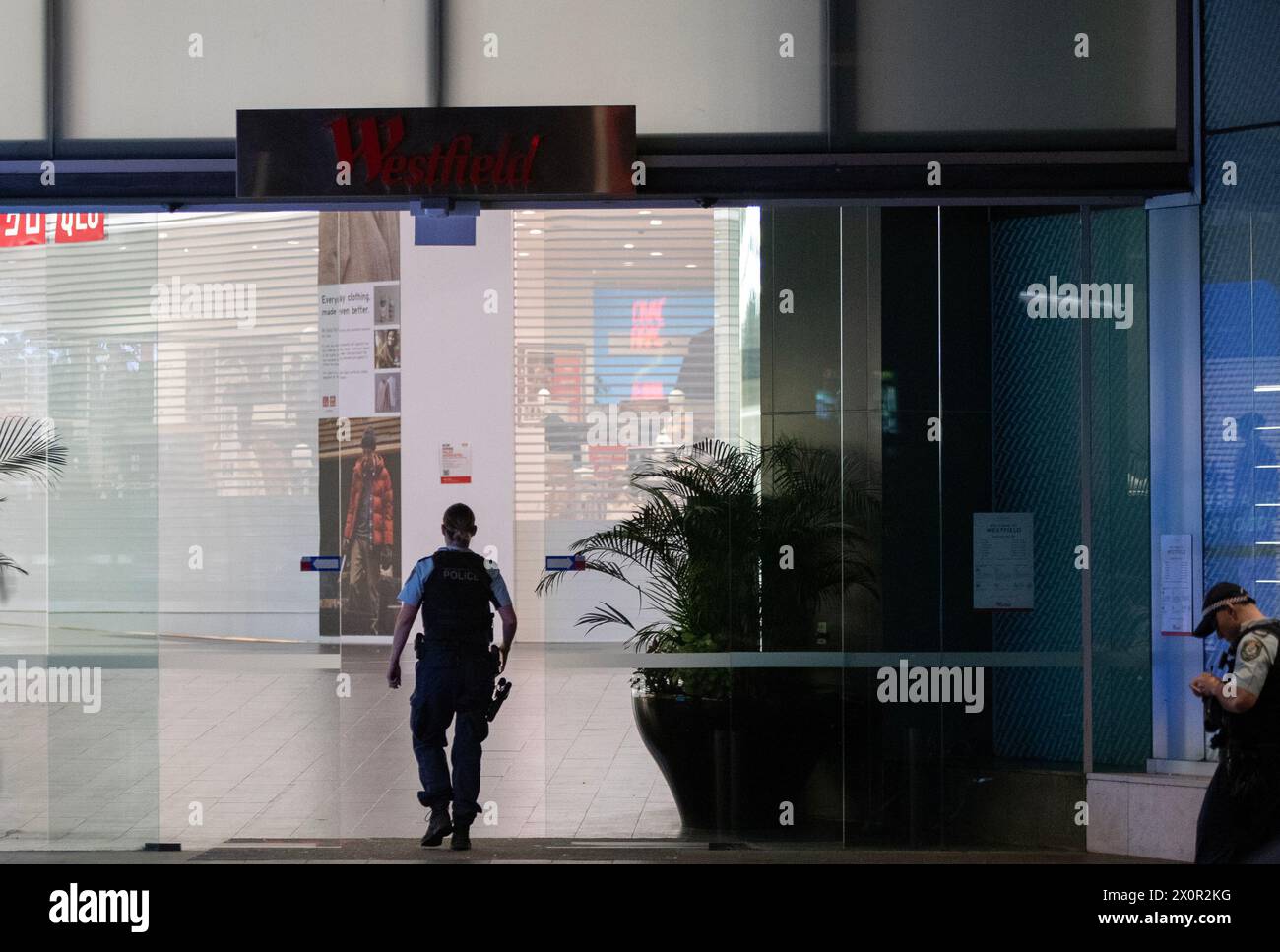 Sydney, Australien. April 2024. Polizeibeamte bewachen den Eingang eines Einkaufszentrums nach einem Messerangriff in Sydney, Australien, 13. April 2024. Sechs Menschen wurden bei einem Messerangriff in einem Einkaufszentrum in Sydney am Samstag getötet und der Angreifer wurde von der Polizei erschossen, sagte die Polizei. Quelle: Ma Ping/Xinhua/Alamy Live News Stockfoto