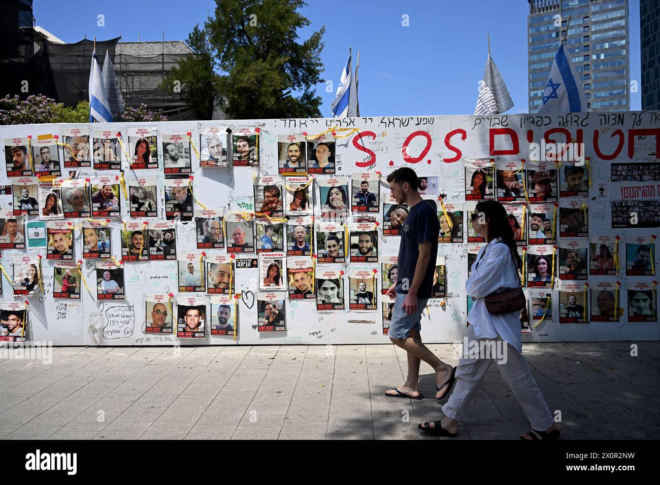 Tel Aviv, Israel. April 2024. Am Samstag, den 13. April, laufen die Menschen an Fotos von israelischen Geiseln vorbei, die in Gaza von der Hamas gefangen gehalten wurden. Foto: Debbie Hill/ Credit: UPI/Alamy Live News Stockfoto