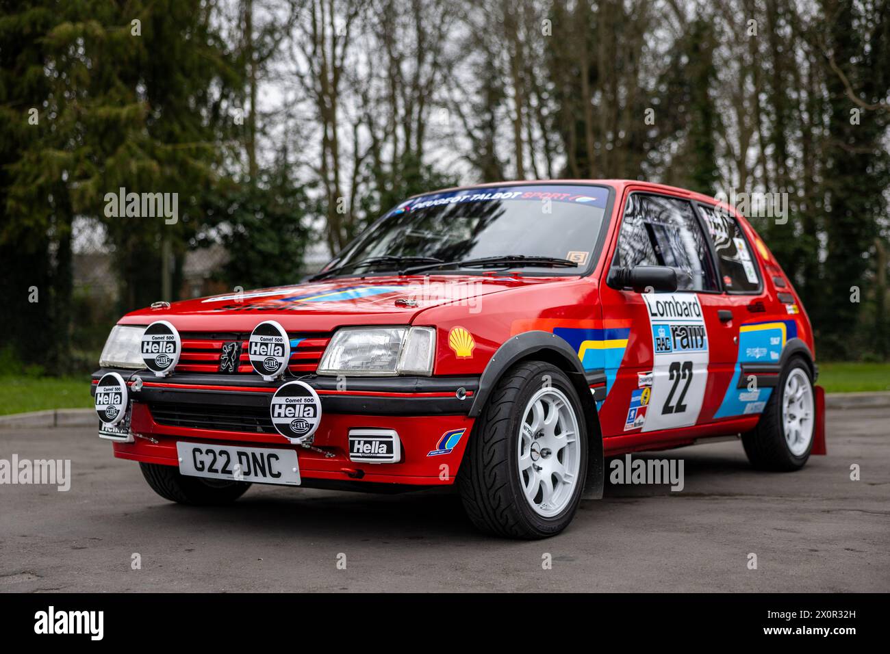 1990 Peugeot 205 GTI, ausgestellt auf der Motorsport-Versammlung im Bicester Heritage Centre am 31. März 2024. Stockfoto