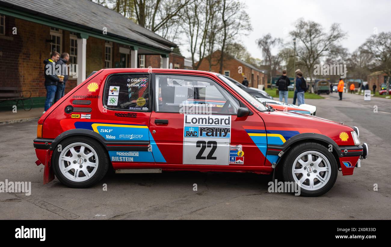 1990 Peugeot 205 GTI, ausgestellt auf der Motorsport-Versammlung im Bicester Heritage Centre am 31. März 2024. Stockfoto