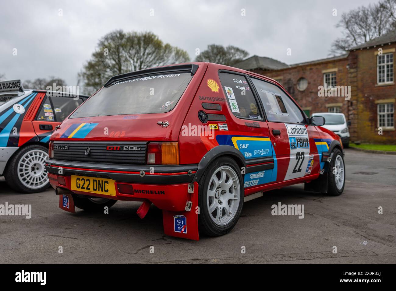 1990 Peugeot 205 GTI, ausgestellt auf der Motorsport-Versammlung im Bicester Heritage Centre am 31. März 2024. Stockfoto