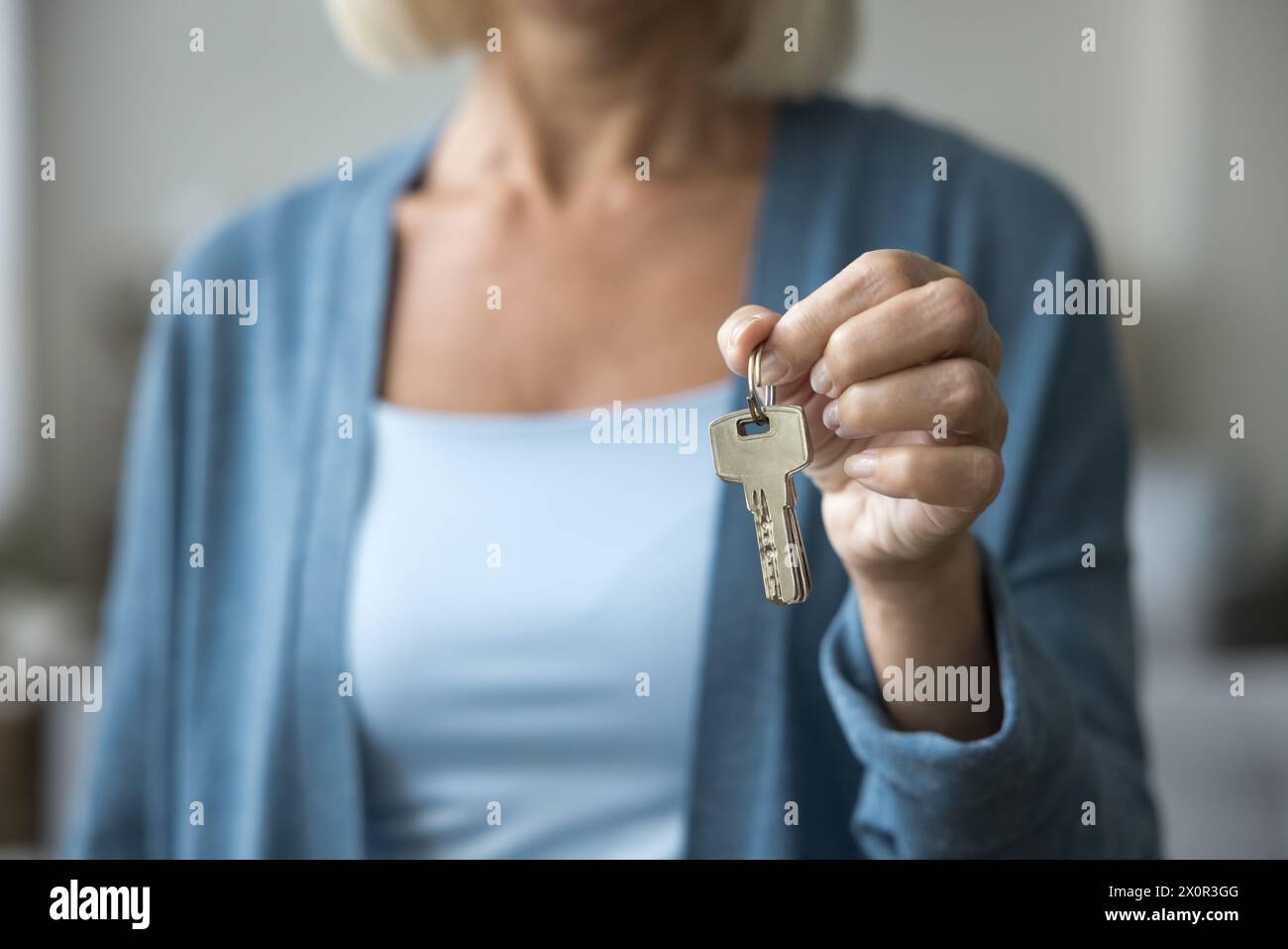 Nahaufnahme von weiblichen Mietschlüsseln aus der neuen Wohnung Stockfoto