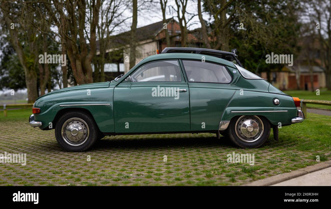 1970 Saab 96, ausgestellt auf der Motorsport-Versammlung im Bicester Heritage Centre am 31. März 2024. Stockfoto