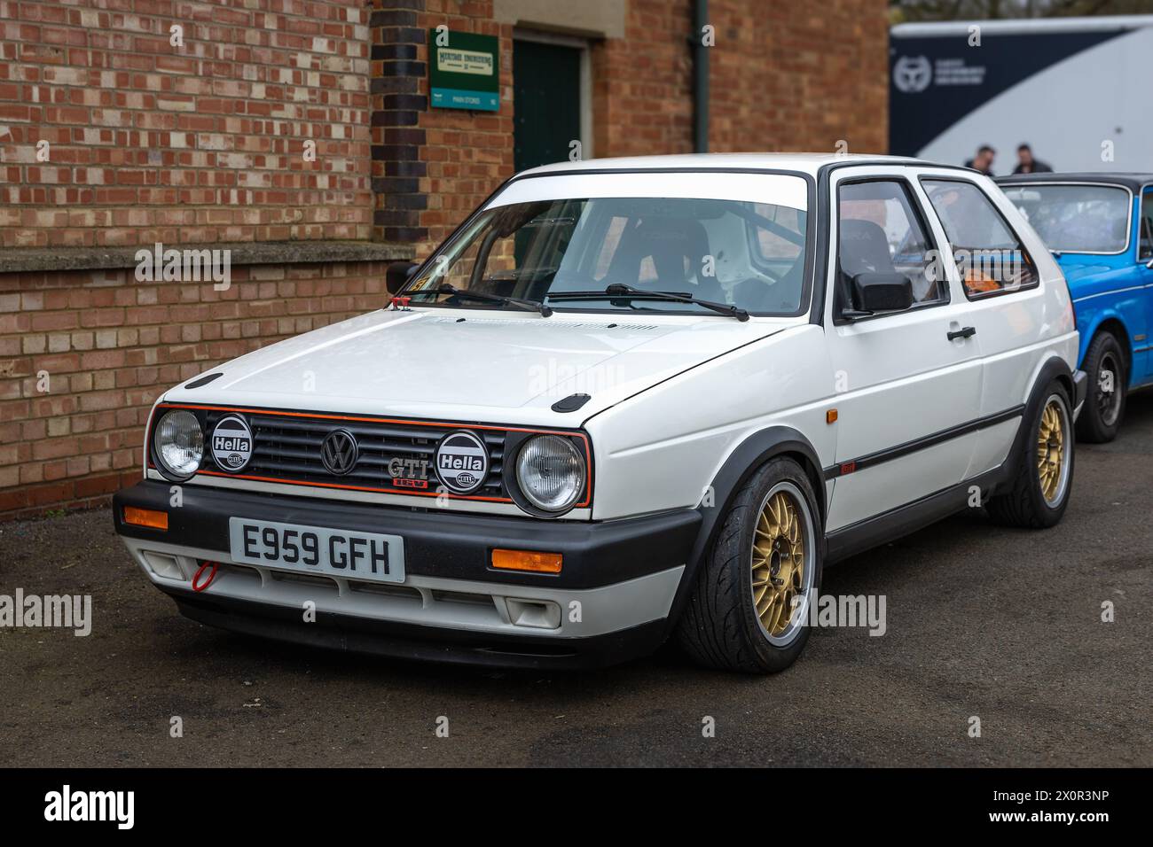 1987 VW Golf GTI 16V, ausgestellt auf der Motorsport-Versammlung im Bicester Heritage Centre am 31. März 2024. Stockfoto