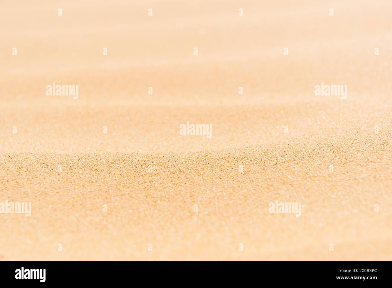 Hellgelbe Sandkornstruktur. Makronaht Sandwellen. Abstrakte Naturhintergründe und Muster Stockfoto