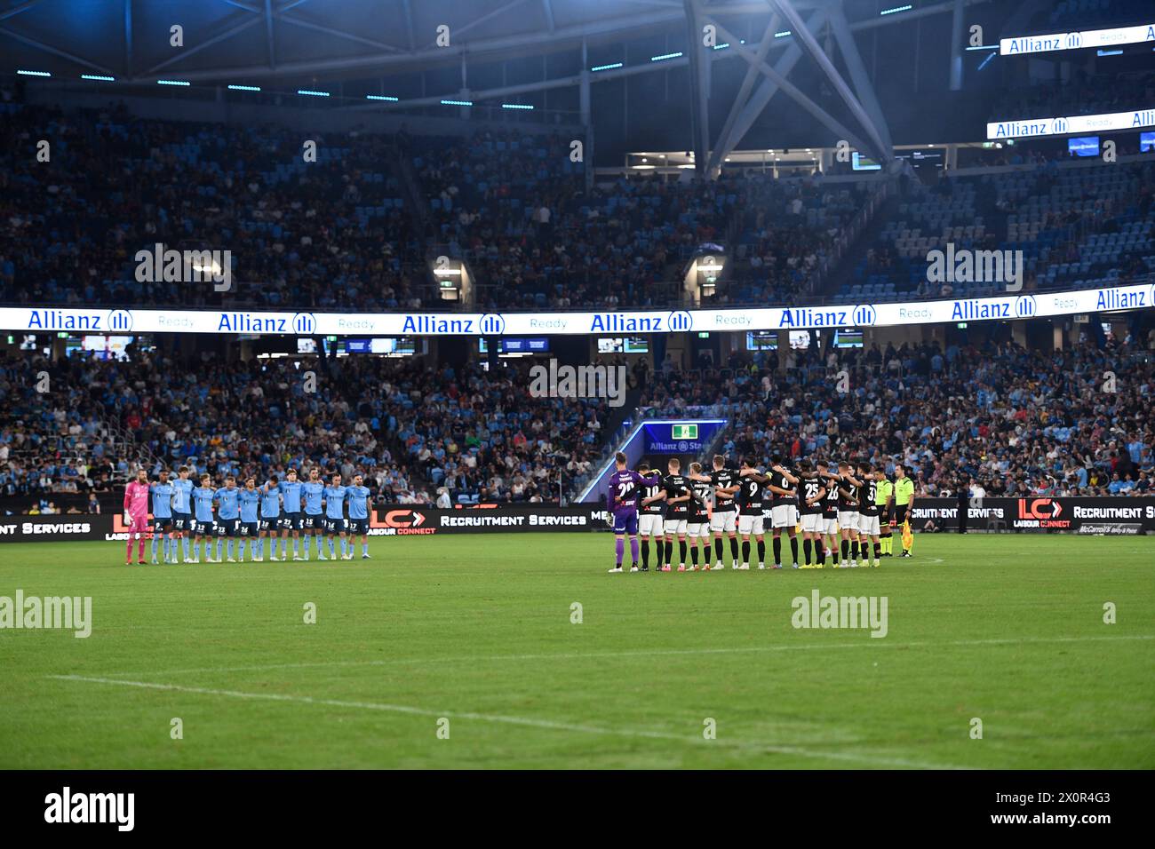 April 2024; Allianz Stadium, Sydney, NSW, Australien: A-League Football, Sydney FC gegen die Western Sydney Wanderers; die Teams stehen an, um die Ereignisse am Bondi Junction Westfield zu würdigen Stockfoto