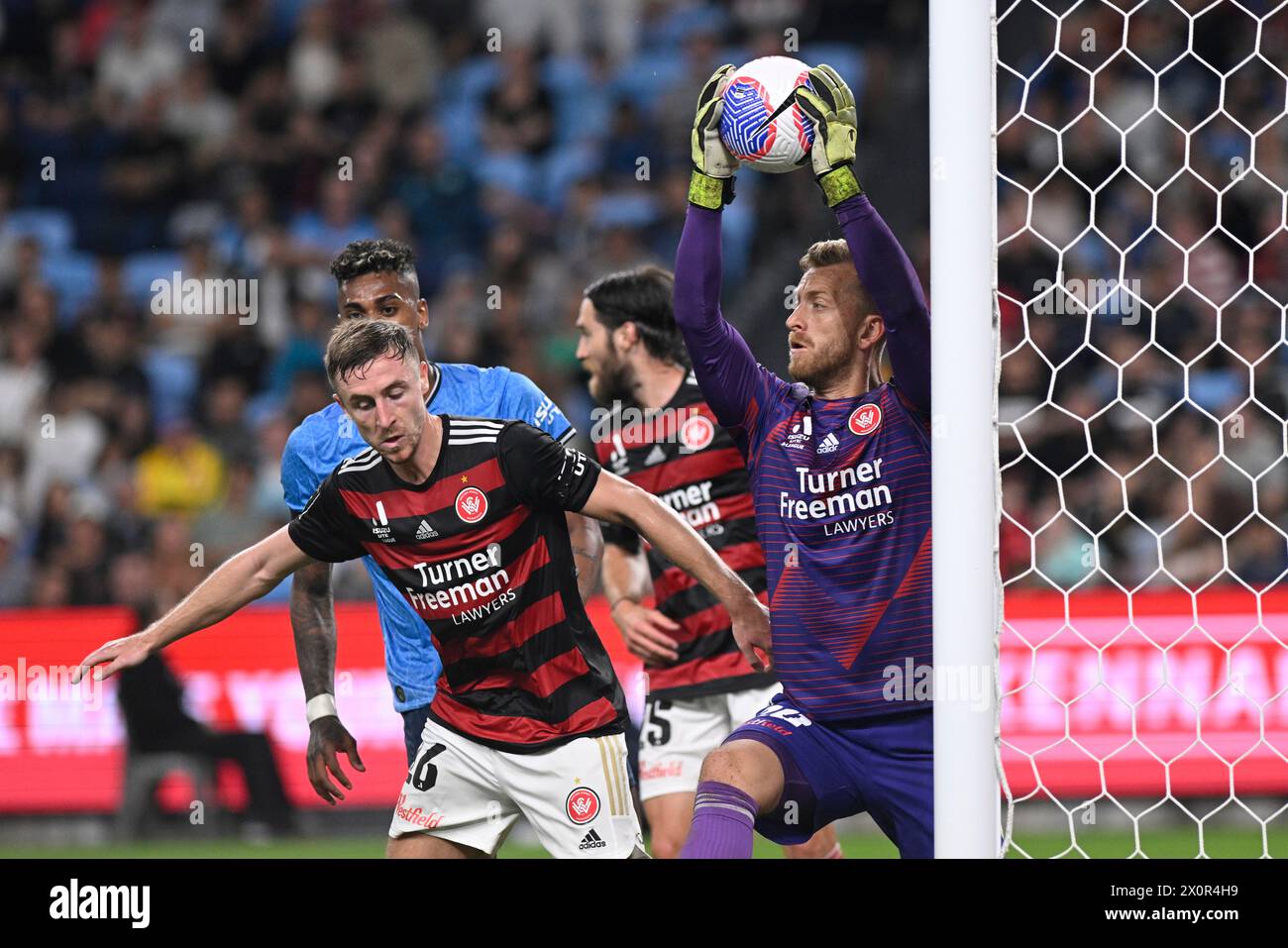 April 2024; Allianz Stadium, Sydney, NSW, Australien: A-League Football, Sydney FC gegen Western Sydney Wanderers; Lawrence Thomas von Western Sydney Wanderers sammelt den Ball sicher an seinem nahen Posten Stockfoto