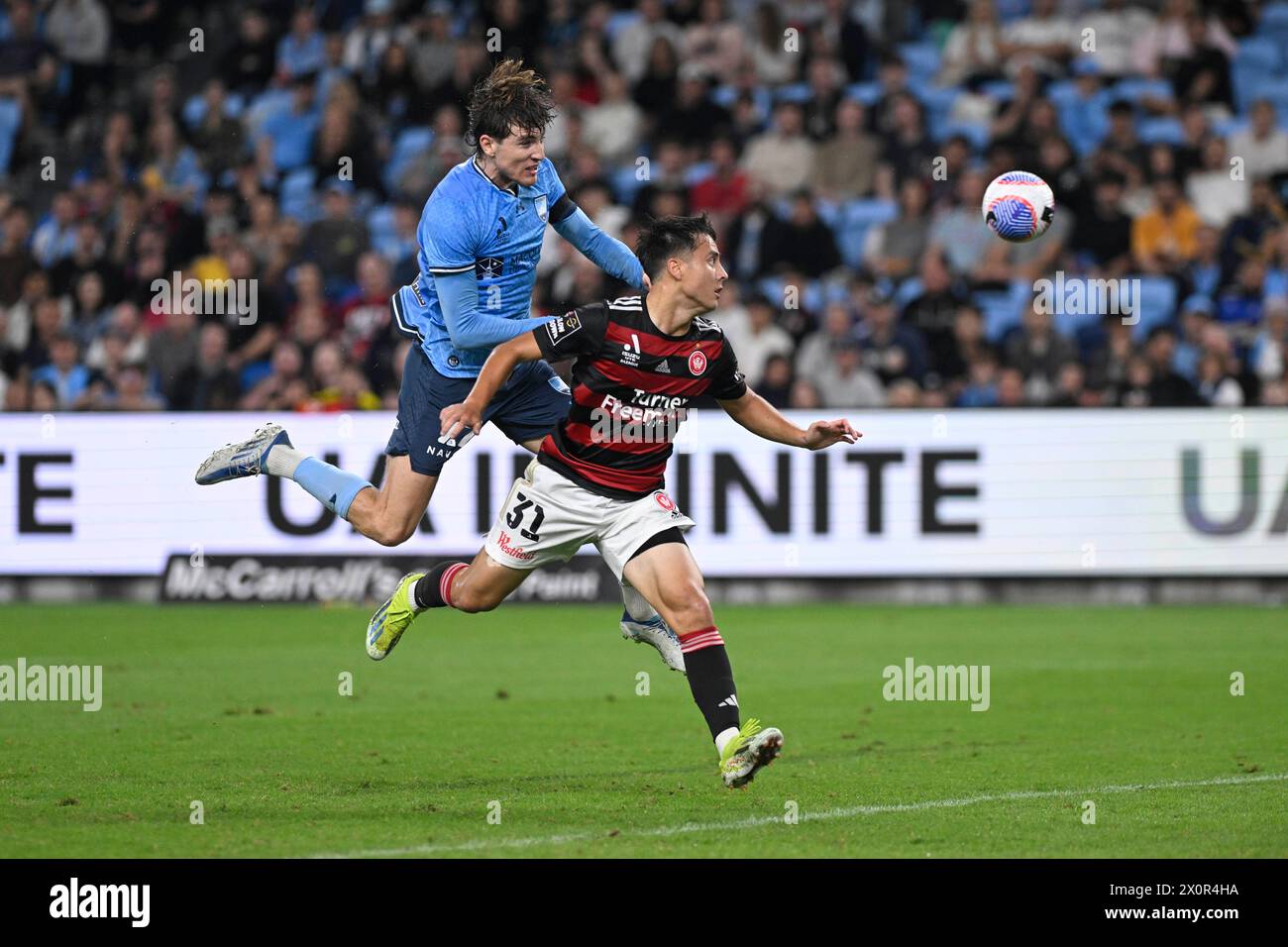 April 2024; Allianz Stadium, Sydney, NSW, Australien: A-League Football, Sydney FC gegen Western Sydney Wanderers; Max Burgess vom Sydney FC steigt über Aidan Simmons von Western Sydney Wanderers und führt den Ball nach vorne Stockfoto