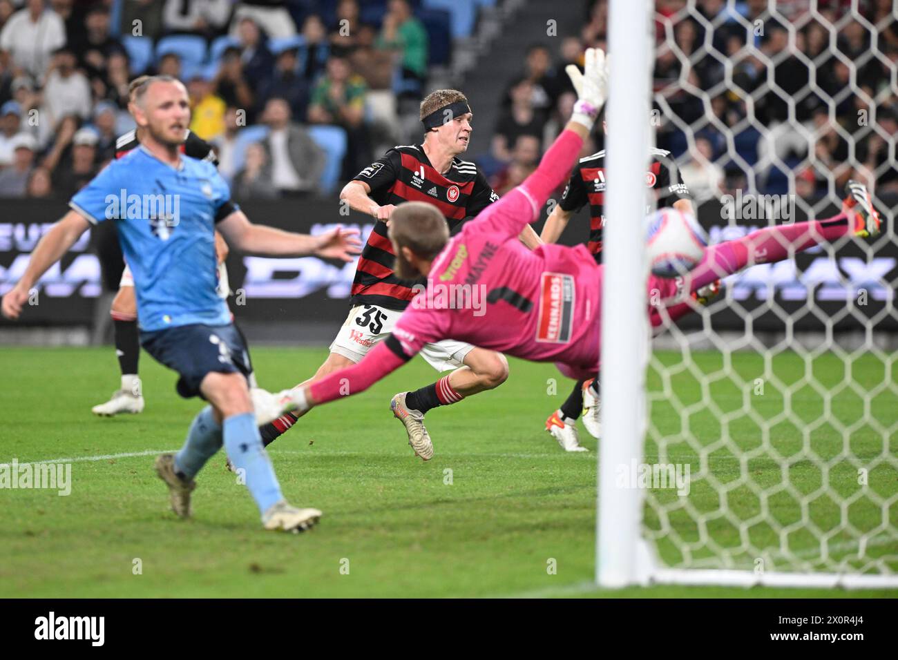 April 2024; Allianz Stadium, Sydney, NSW, Australien: A-League Football, Sydney FC gegen Western Sydney Wanderers; Zac Sapsford von Western Sydney Wanderers feiert, nachdem sein Kopf das Spiel für 1-1 in der 95. Minute besiegelt hat, als Andrew Redmayne vom Sydney FC nicht einspart Stockfoto