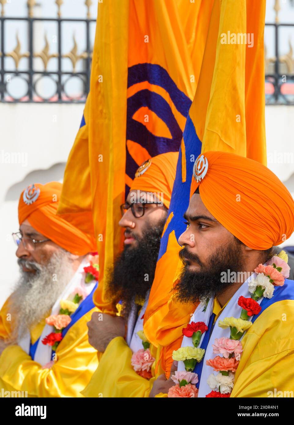 Gravesend, Kent, Großbritannien. April. Die große Sikh-Gemeinde der Stadt feiert Vaisakhi mit einer Prozession um die Stadt, die am Guru Nanak Darbar Gurdwara Tempel beginnt und endet. Stockfoto