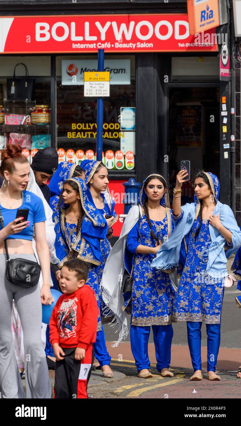 Gravesend, Kent, Großbritannien. April. Die große Sikh-Gemeinde der Stadt feiert Vaisakhi mit einer Prozession um die Stadt, die am Guru Nanak Darbar Gurdwara Tempel beginnt und endet. Stockfoto