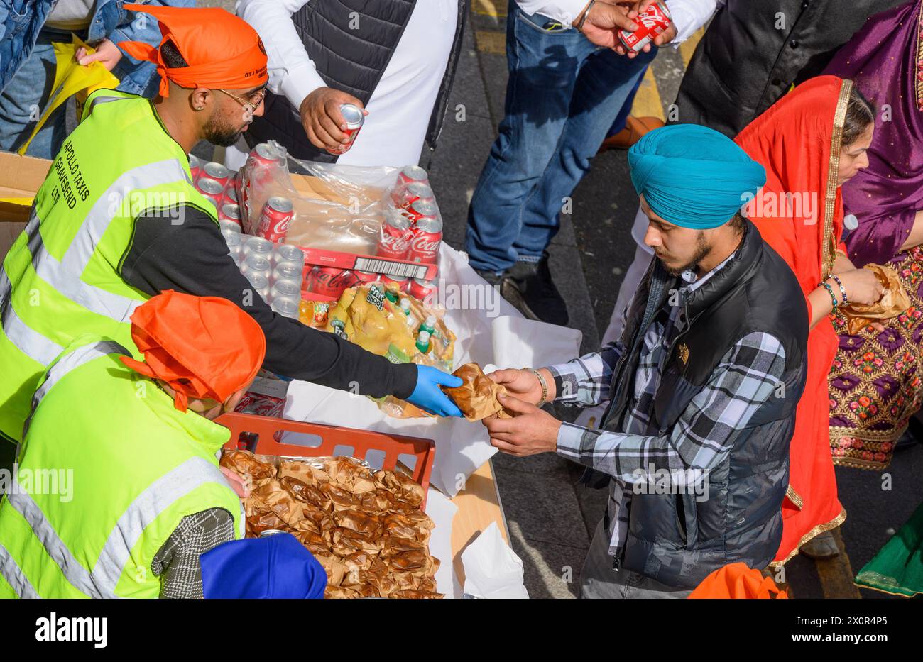 Gravesend, Kent, Großbritannien. April. Die große Sikh-Gemeinde der Stadt feiert Vaisakhi mit einer Prozession um die Stadt, die am Guru Nanak Darbar Gurdwara Tempel beginnt und endet. Hunderte von Menschen werden am Busbahnhof kostenlos gefüttert Stockfoto