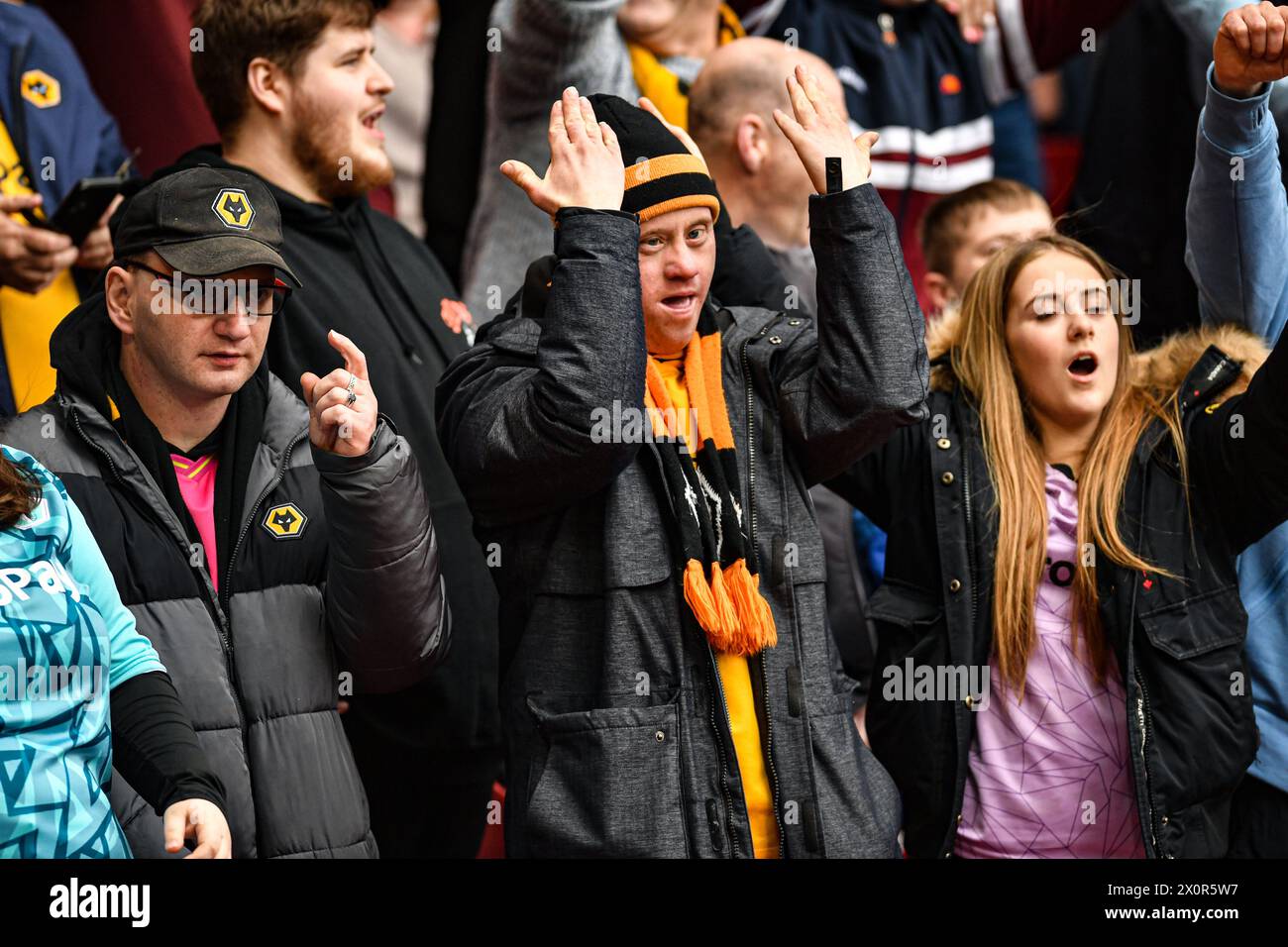 The City Ground, Nottingham, Großbritannien. April 2024. Premier League Football, Nottingham Forest gegen Wolverhampton Wanderers; Wolves Fans feiern das Eröffnungstor in der 40. Minute, das Matheus Cunha of Wolves für 0-1 erzielte Credit: Action Plus Sports/Alamy Live News Stockfoto