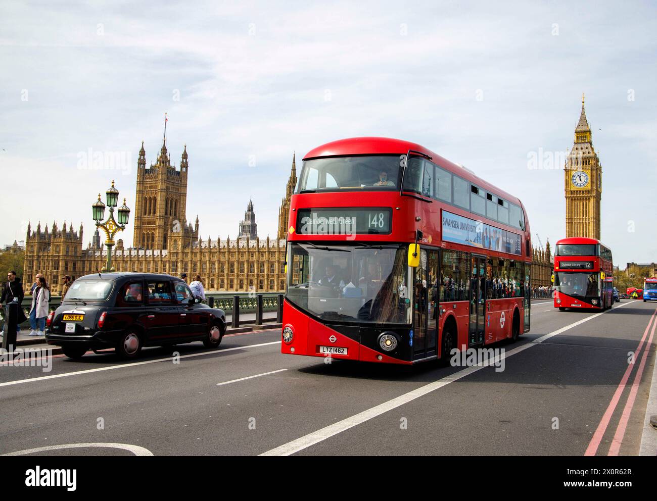 Klassischer Blick auf Houses of Parliament mit Big Ben und einem roten Londoner Bus. Stockfoto