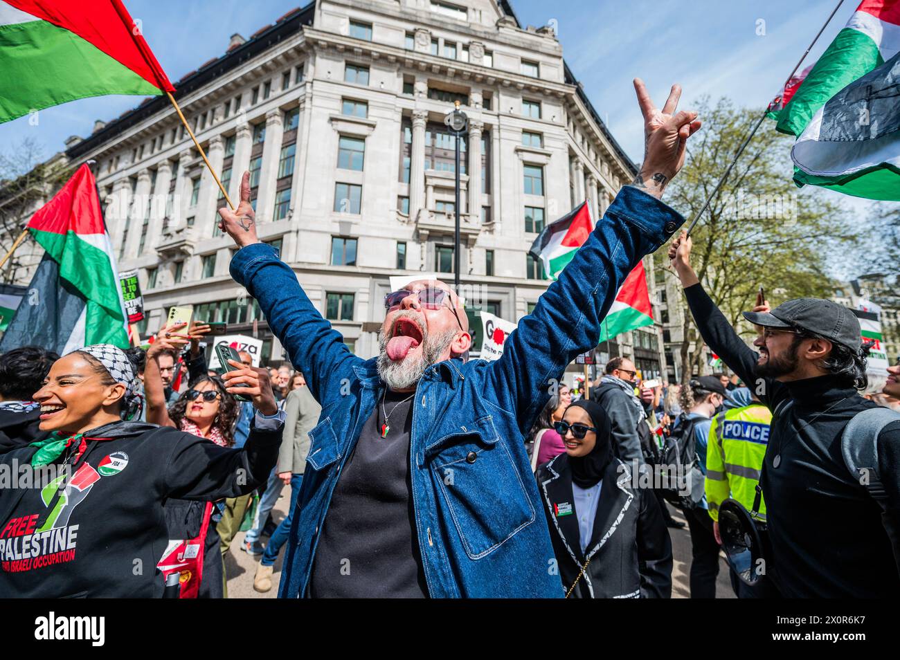 London, Großbritannien. April 2024. Trotz einiger Spotts vom marsch wird ein pro-Israel-Gegenprotest von der Polizei im Aldwych getrennt gehalten - Palästinenser und Unterstützer marschieren, um Großbritannien aufzurufen, Israel aufzuhören, sowie für einen Waffenstillstand und ein Ende des israelischen Angriffs auf Gaza. Der marsch begann am Russell Square und ging ins Parlament. Guy Bell/Alamy Live News Stockfoto