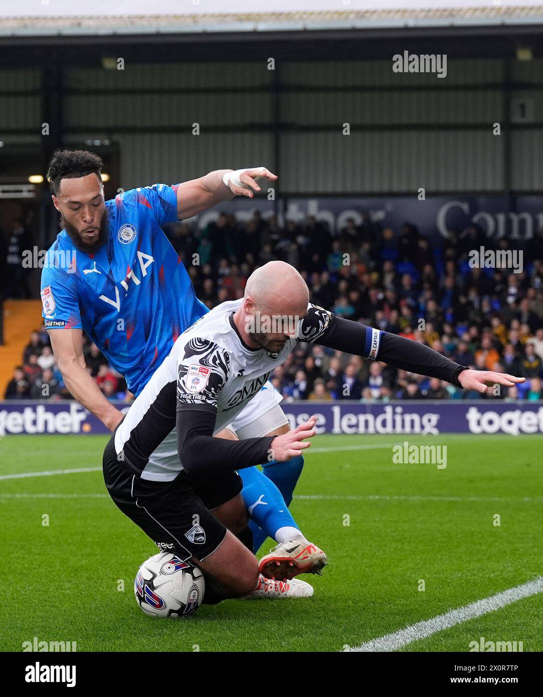 Morecambe's Farrend Rawson im Kampf gegen Kyle Wootton im Stockport County während des Spiels der Sky Bet League Two in Edgeley Park, Stockport. Bilddatum: Samstag, 13. April 2024. Stockfoto