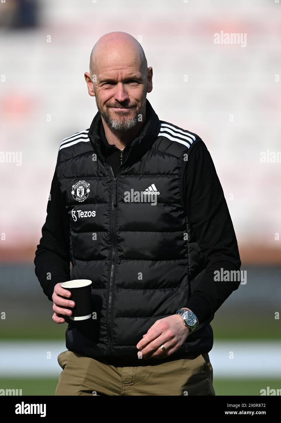 Vitality Stadium, Boscombe, Dorset, Großbritannien. April 2024. Premier League Football, AFC Bournemouth gegen Manchester United; Erik Ten Hag Manager von Manchester United inspiziert das Spielfeld vor Antritt Credit: Action Plus Sports/Alamy Live News Stockfoto