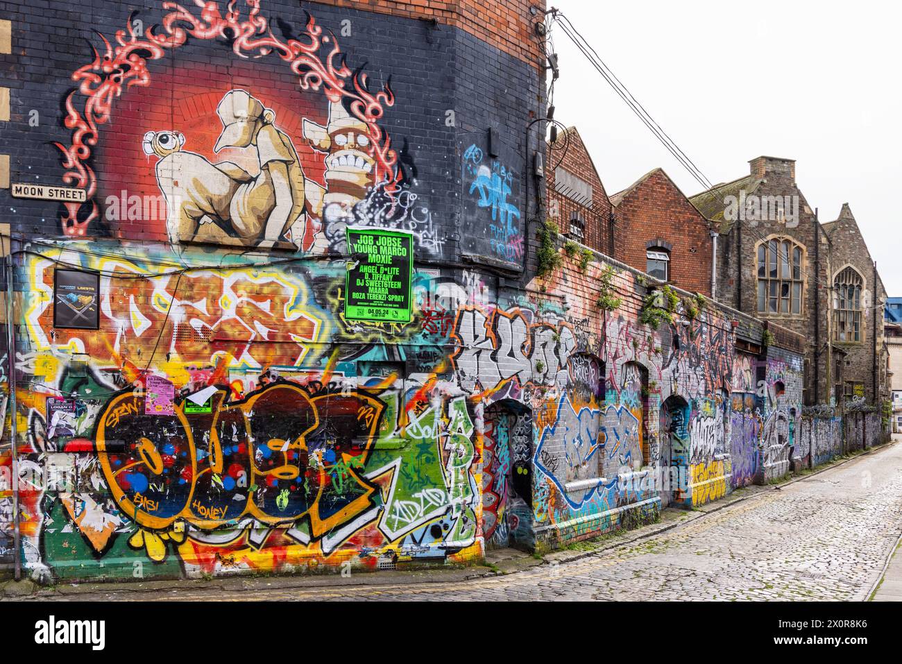 Zeitgenössische Straßenkunst - städtisches Graffiti an Wänden in Moon Street, Stokes Croft, Bristol, England, Großbritannien Stockfoto