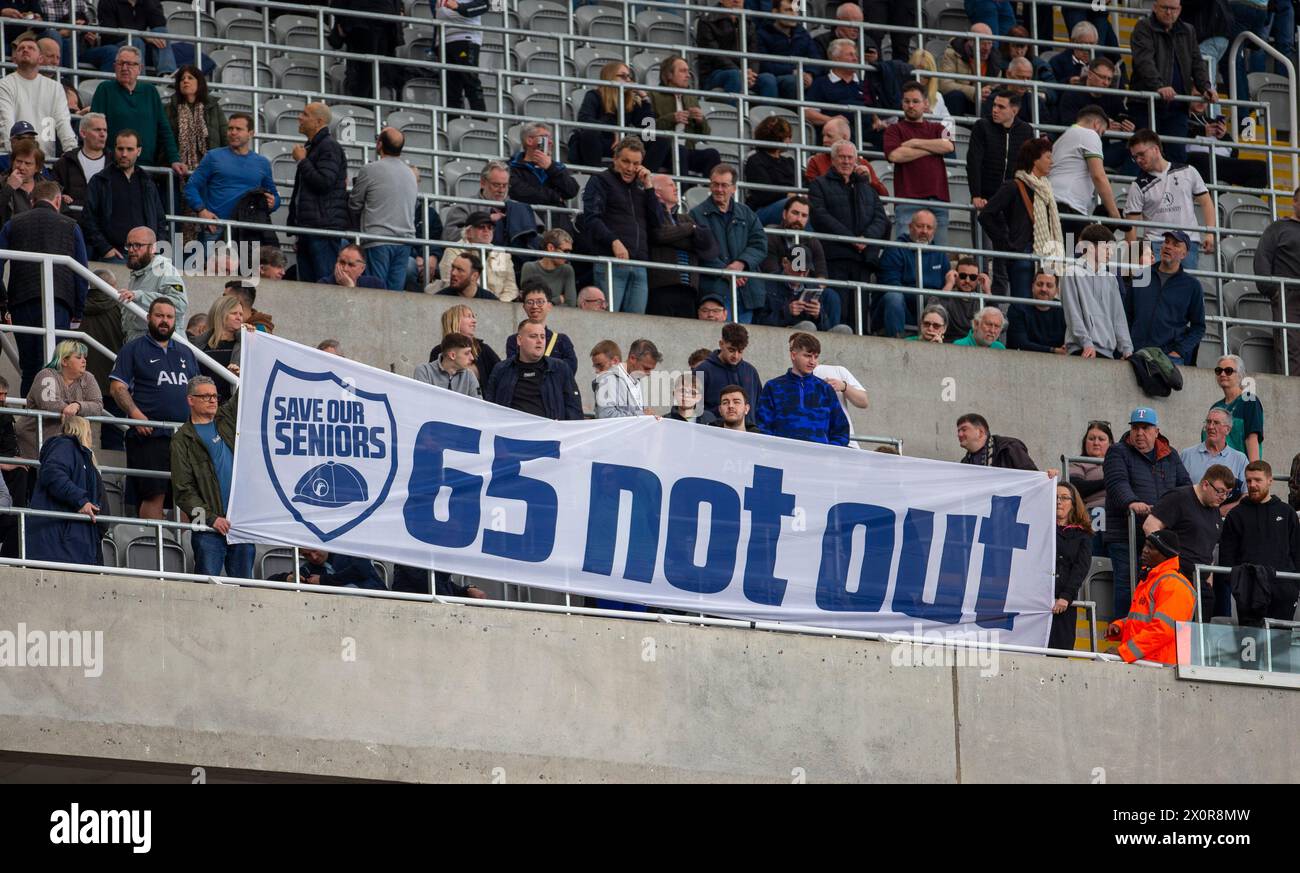 April 2024; St. James' Park, Newcastle, England; Premier League Football, Newcastle United gegen Tottenham Hotspur; Tottenham Hotspur Fans mit einem Banner, das Senioren unterstützt Stockfoto