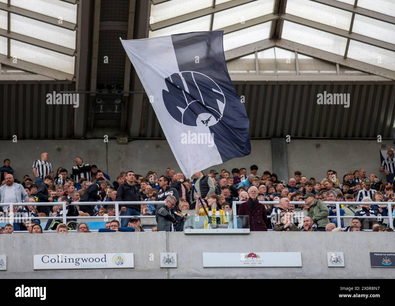 April 2024; St. James' Park, Newcastle, England; Premier League Football, Newcastle United gegen Tottenham Hotspur; Newcastle-Fans mit einer Flagge während des Spiels Stockfoto