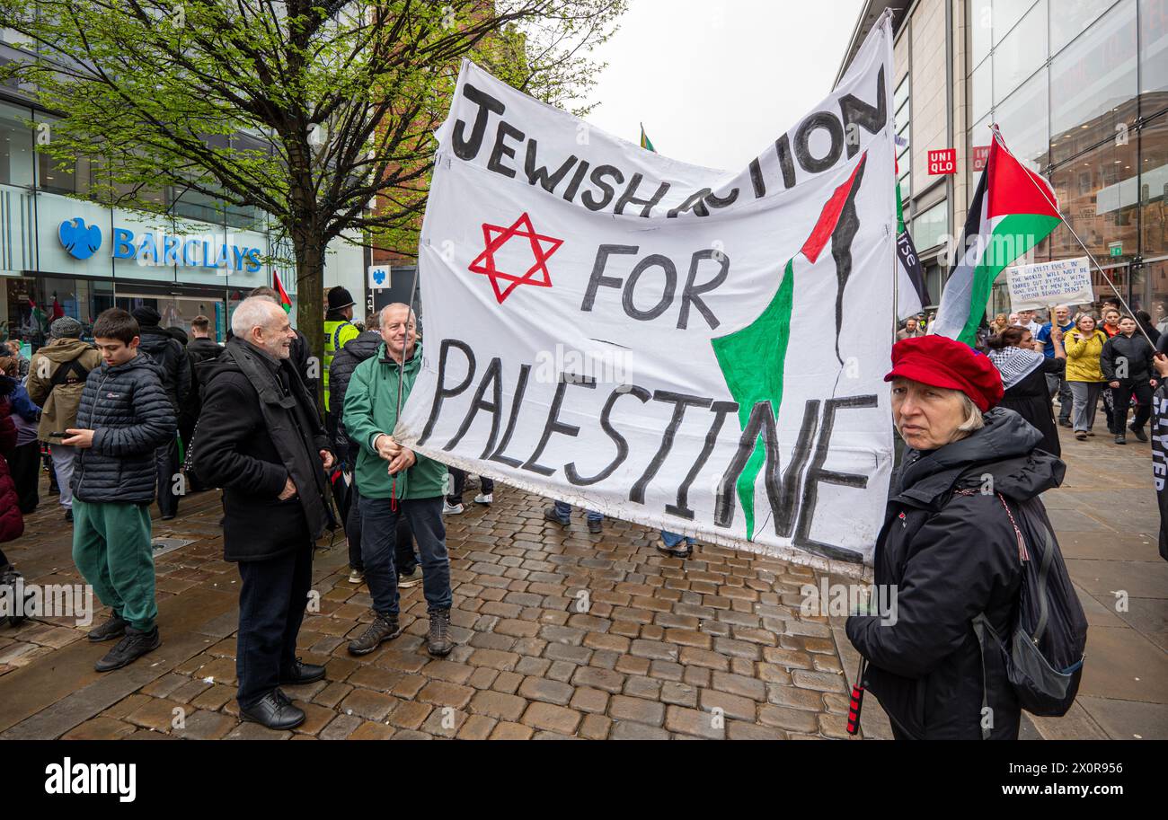 Die palästinensische Anti-Gaza-Konfliktdemostration marschiert durch das Stadtzentrum von Manchester . Die Palästina-Demonstration begann auf dem Petersplatz und marschierte durch das Stadtzentrum. die Mitglieder der jüdischen Gemeinschaft, die Banner zur Unterstützung Palästinas trugen, durchquerten den Stadtkreislauf, nachdem sie die Barclays Bank auf der Marktstraße gestoppt hatten, wo Bilder von Kindern, die durch den Konflikt getötet wurden, von Demonstranten aufgehalten wurden. Manchester UK Bild: Garyroberts/worldwidefeatures.com Stockfoto