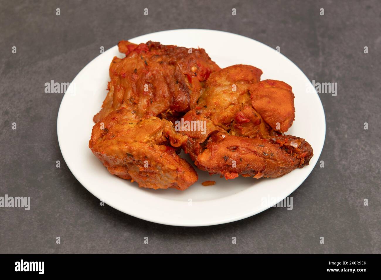 Westafrikanisches (nigerianisches) Essen mit Pfefferpfeffer-truthahn Stockfoto