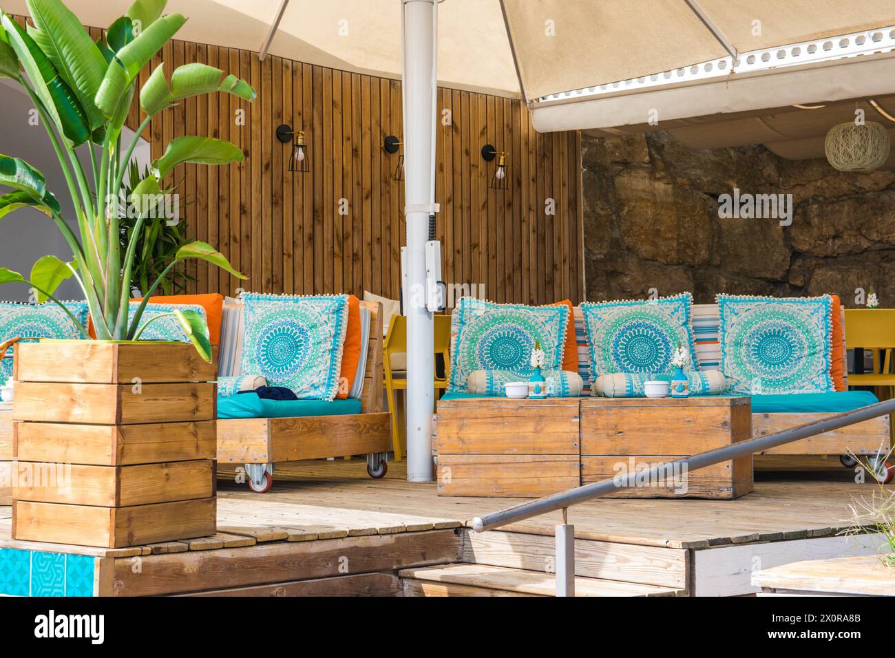 Cafe im Freien. Stühle, Sofa und Tische draußen bei sommerlichen Sonnenwetter in Spanien. Design von Möbeln für Sommer Café oder Restaurant. Stockfoto