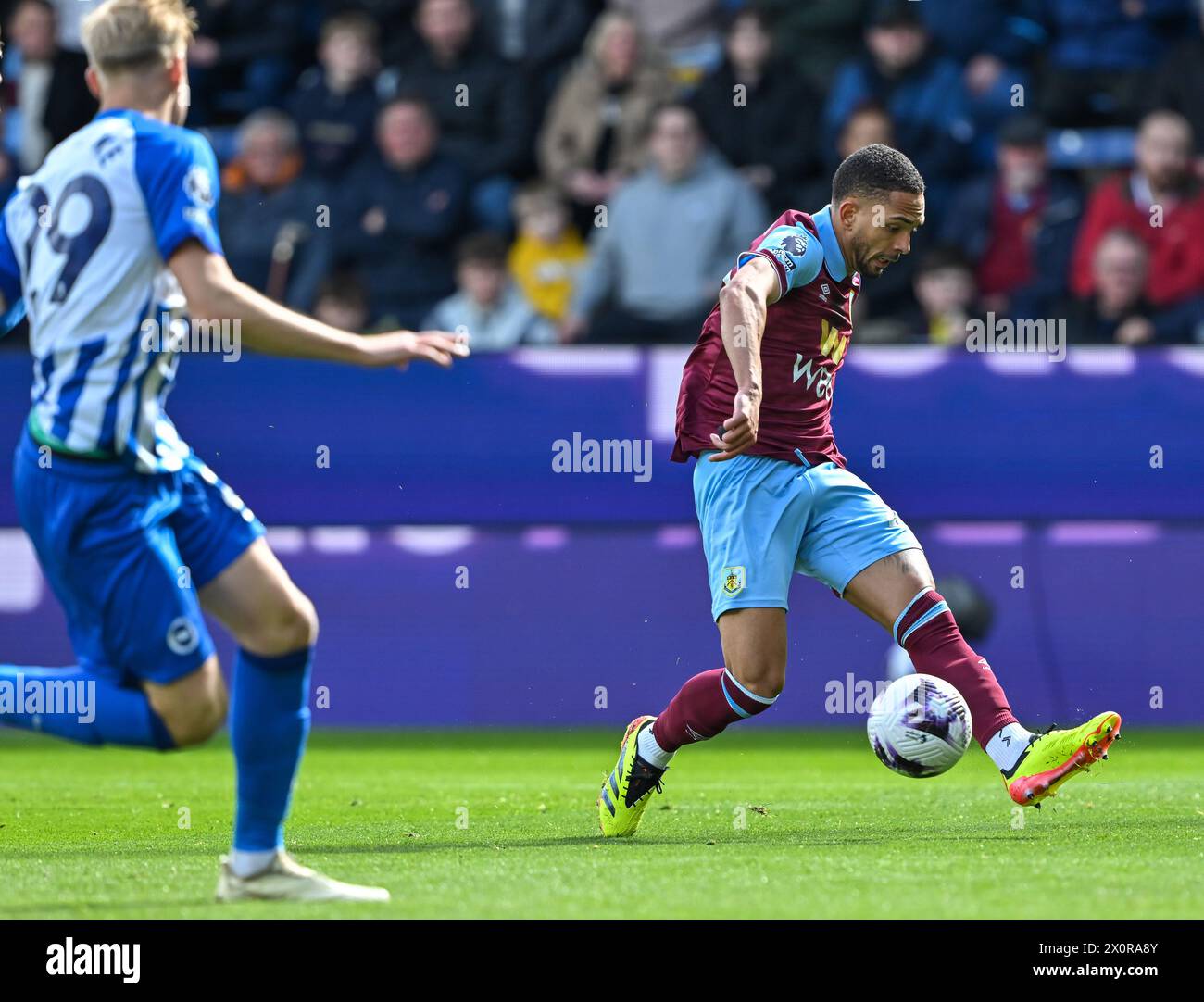 Turf Moor, Burnley, Lancashire, Großbritannien. April 2024. Premier League Football, Burnley gegen Brighton und Hove Albion; Vitinho aus Burnley überquert den Ball in die Brighton Area Credit: Action Plus Sports/Alamy Live News Stockfoto